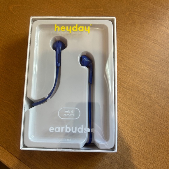 Heyday Earbuds with 3.5 mm aux plug - Picture 1 of 2